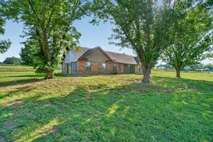 100 Green Meadows Cir, Springtown, TX 76082 - Photo 6