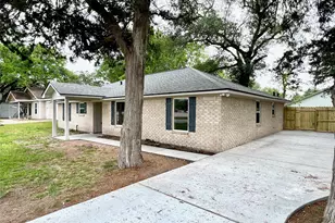 813 Cedar Lawn Dr, Alvin, TX 77511 - Photo 4