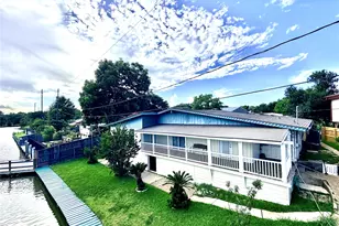 27 Marlin Ln, Baytown, TX 77520 - Photo 2