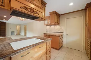 9646 Fairdale Ln, Houston, TX 77063 - Photo 12