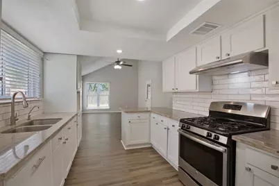 9114 Southbluff Boulevard, Houston, TX 77089 - Photo 8