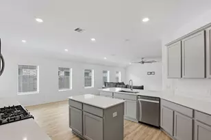 9814 Kingston Liberty Ln, Baytown, TX 77521 - Photo 16