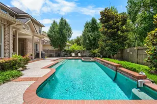 131 E Beckonvale Cir, The Woodlands, TX 77382 - Photo 2