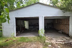 421 Ave B, La Marque, TX 77568 - Photo 1