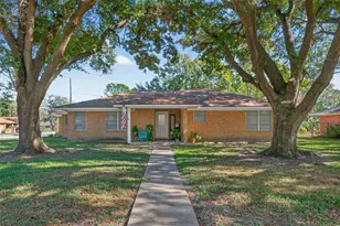 212 Lindsey Ave, Bay City, TX 77414 - Photo 2