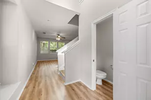 211 N Burberry Park Cir, The Woodlands, TX 77382 - Photo 14