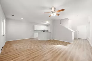 211 N Burberry Park Cir, The Woodlands, TX 77382 - Photo 18