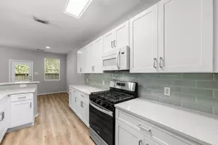 211 N Burberry Park Cir, The Woodlands, TX 77382 - Photo 12