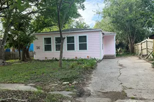 303 Magnusson Ave, Palacios, TX 77465 - Photo 2