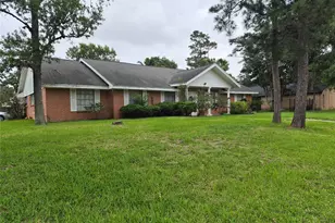 814 Oak Leaf St, La Porte, TX 77571 - Photo 1