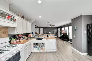 1074 South Ln, Houston, TX 77088 - Photo 10