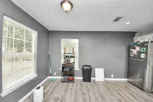 1074 South Ln, Houston, TX 77088 - Photo 14