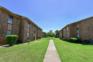 2000 4th St, Hempstead, TX 77445 - Photo 2