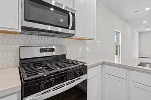 247 Bay Laurel Ct, Alvin, TX 77511 - Photo 2