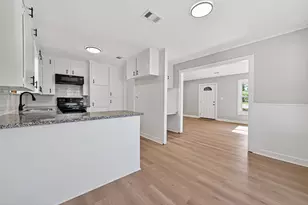 729 Loggins Dr, West Columbia, TX 77486 - Photo 10