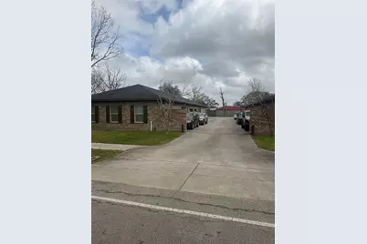 314-2 N Ormsby Street #314, Alvin, TX 77511 - Photo 2