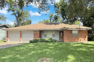 315 Pine St, Lake Jackson, TX 77566 - Photo 1