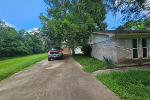 132 Otter Trail, Lake Jackson, TX 77566 - Photo 4