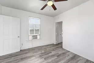 3913 Winnie St, Galveston, TX 77550 - Photo 4