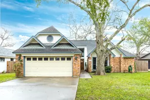 214 Zinnia St, Lake Jackson, TX 77566 - Photo 2