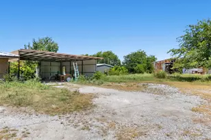 704 E Grand St, Whitewright, TX 75491 - Photo 24