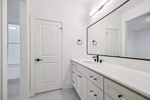 947 Blackshire Ln, Houston, TX 77055 - Photo 8