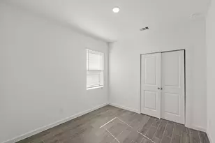 2911 Silver Frost St, Angleton, TX 77515 - Photo 16