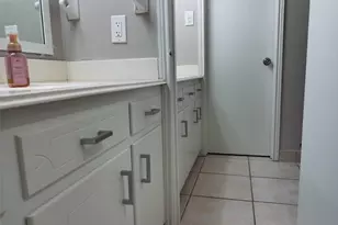 1102 W Tri Oaks Ln, Houston, TX 77043 - Photo 20