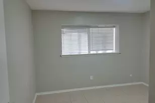 1102 W Tri Oaks Ln, Houston, TX 77043 - Photo 10