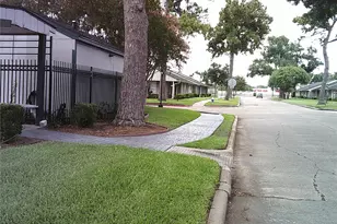 1102 W Tri Oaks Ln, Houston, TX 77043 - Photo 26