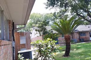 1102 W Tri Oaks Ln, Houston, TX 77043 - Photo 24