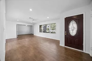 4901 Valerie St, Bellaire, TX 77401 - Photo 2