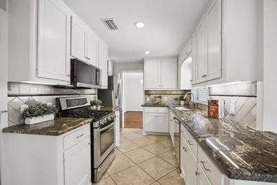 2202 Lazybrook Drive, Houston, TX 77008 - Photo 4