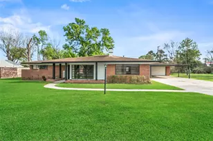 124 Lazy Ln, Baytown, TX 77520 - Photo 1