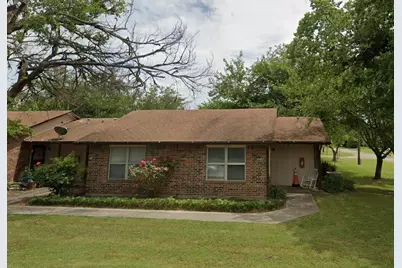 709 W Witt St, Wolfe City, TX 75496 - Photo 4