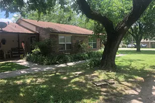 709 W Witt St, Wolfe City, TX 75496 - Photo 2