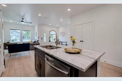 5122 Southwind Street, Houston, TX 77033 - Photo 8