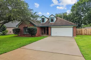 111 Jamestown Ave, Clute, TX 77531 - Photo 2