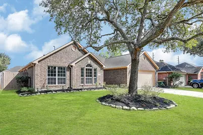 1035 E Hampton Drive, Pearland, TX 77584 - Photo 2