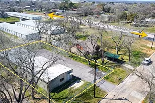 409 N Stone St, Caldwell, TX 77836 - Photo 2