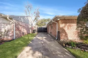 10618 Wickersham Ln, Houston, TX 77042 - Photo 4