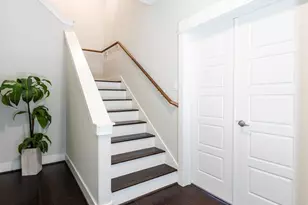 1027 W 24th St, Houston, TX 77008 - Photo 2