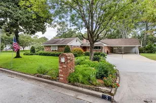 3 Fairway Dr, Conroe, TX 77304 - Photo 2