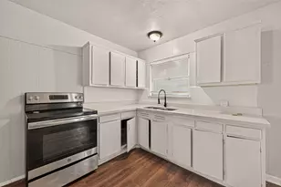 5782 Belcrest St, Houston, TX 77033 - Photo 10