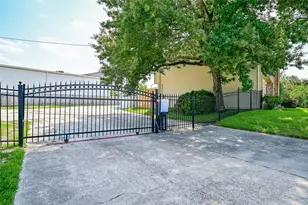 5791 Maple Hill Dr, Houston, TX 77088 - Photo 30