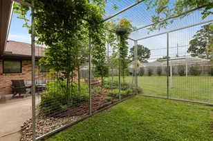 6727 Lindyann Ln, Houston, TX 77008 - Photo 18