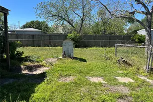 223 Walnut St, New Ulm, TX 78950 - Photo 8