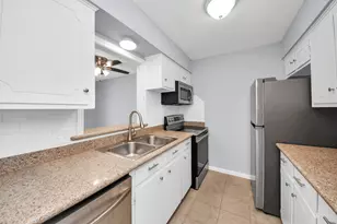 10654 Hazelhurst Dr, Houston, TX 77043 - Photo 10
