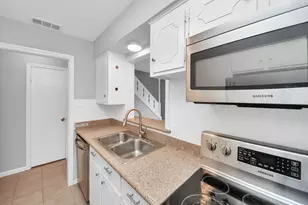 10654 Hazelhurst Dr, Houston, TX 77043 - Photo 16