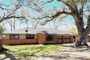 53 Pin Oak Ct, Lake Jackson, TX 77566 - Photo 1